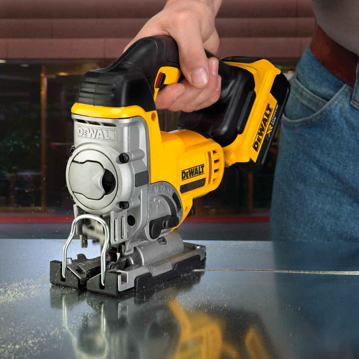 15 Ubodna aku pila DEWALT BRUSHLESS DCS331N,18V SOLO